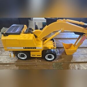 Liebherr 912 Toy Excavator Yellow